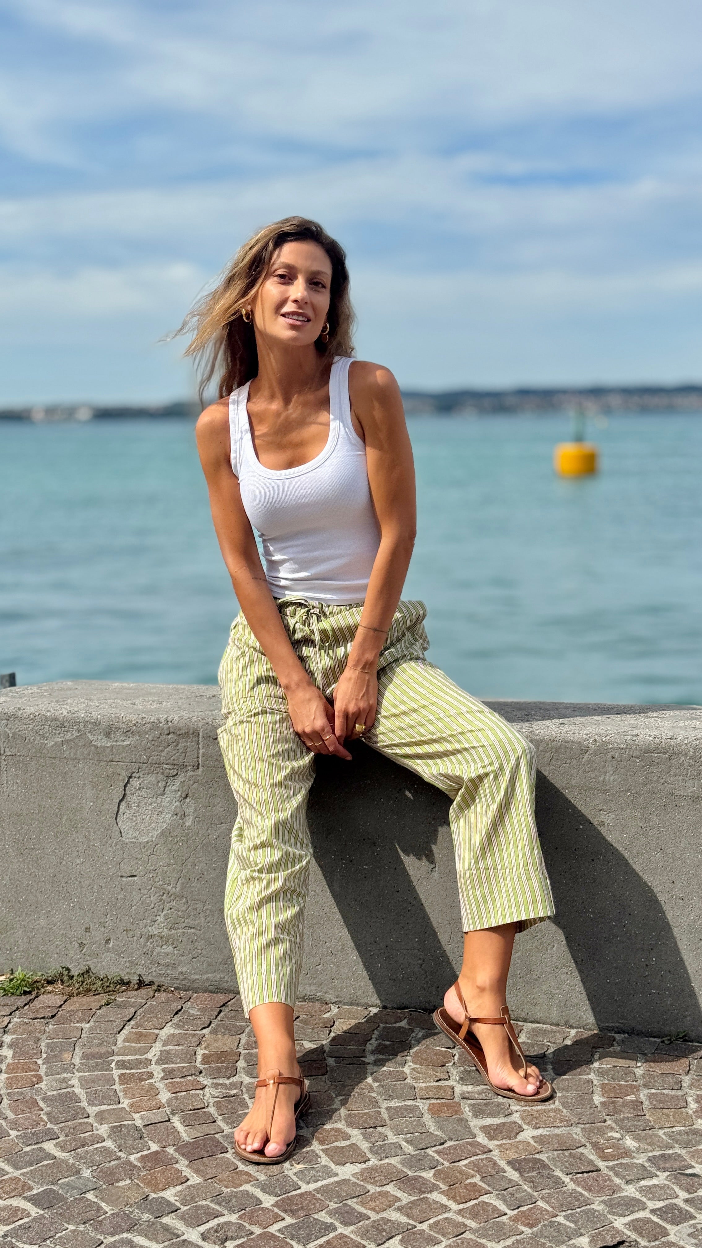 Pantaloni a sigaretta in cotone indiano a righe verdi e bianche block print, Eleganti e versatili