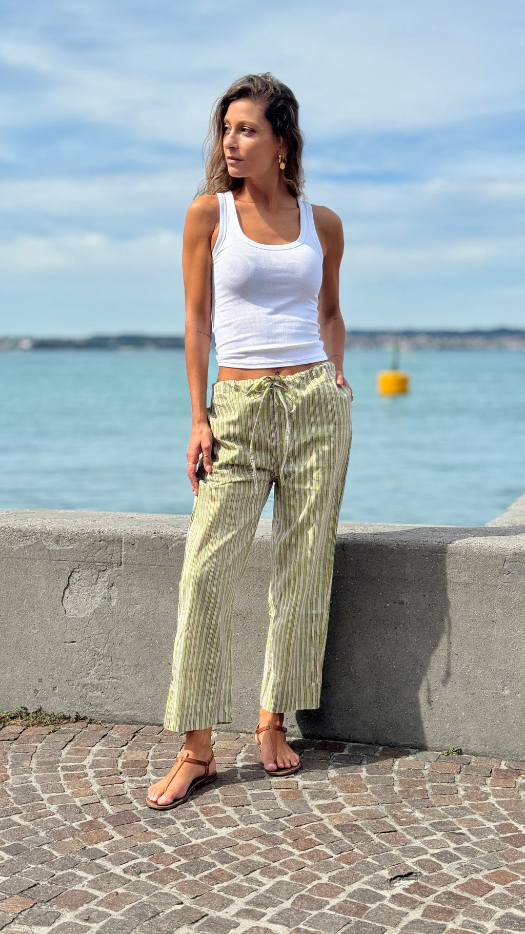 Pantaloni a sigaretta in cotone indiano a righe verdi e bianche block print, Eleganti e versatili