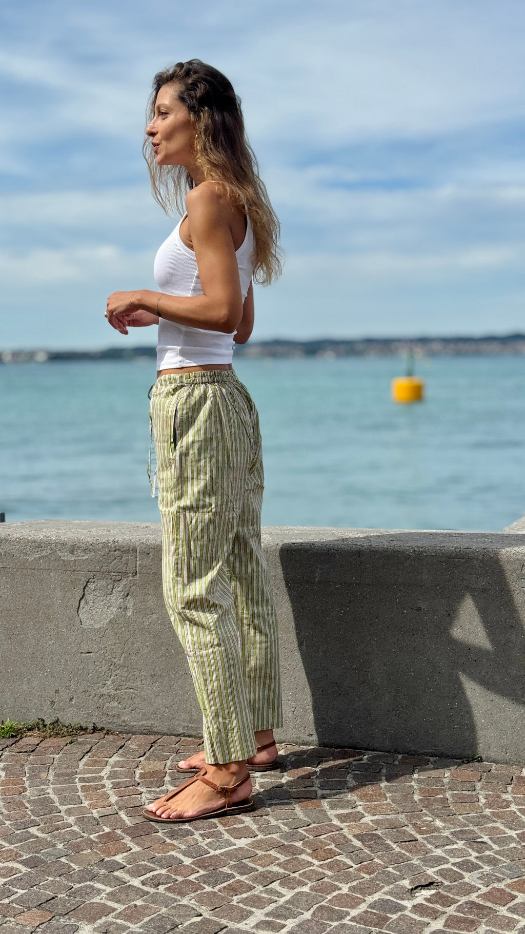 Pantaloni a sigaretta in cotone indiano a righe verdi e bianche block print, Eleganti e versatili