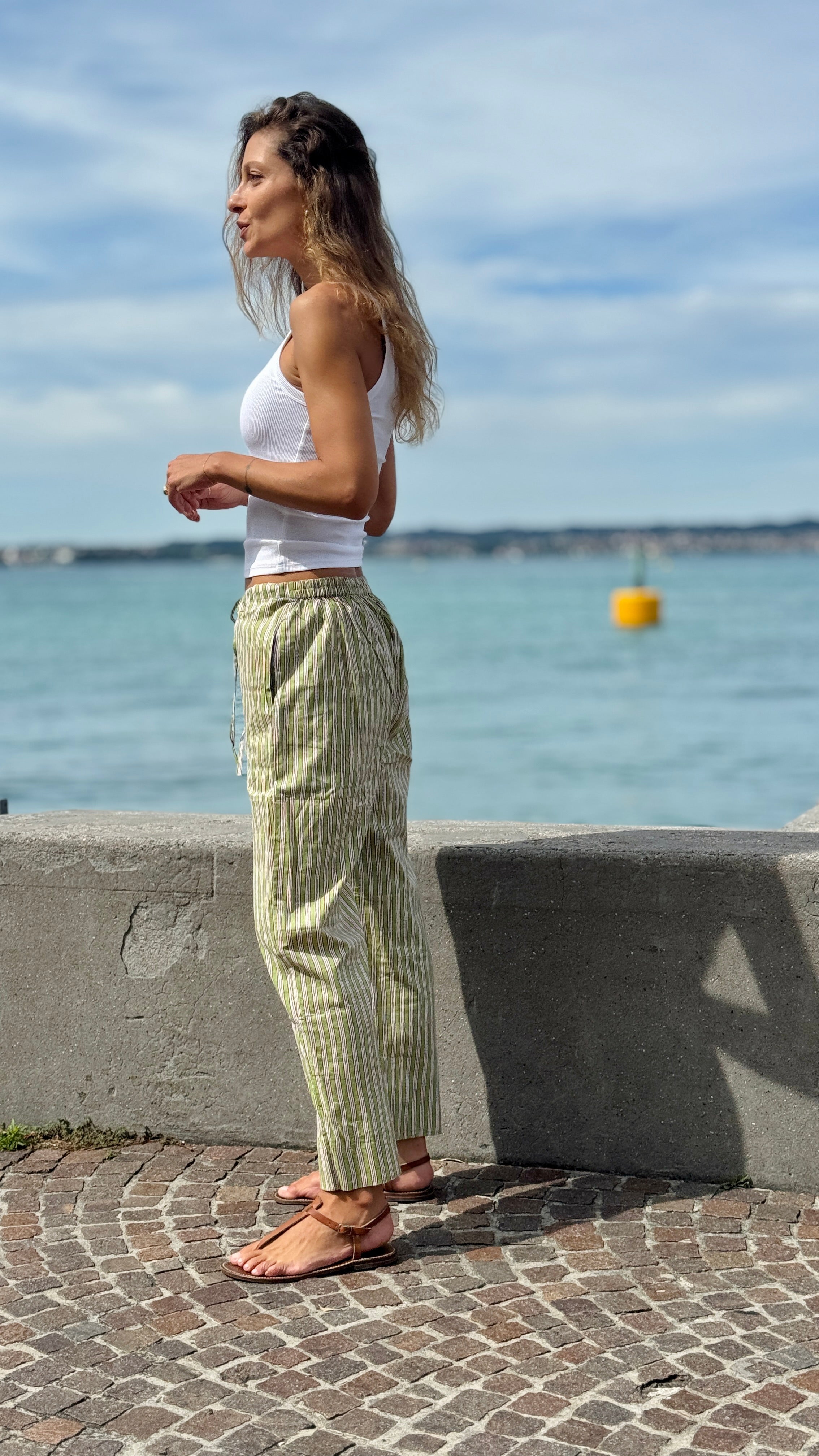 Pantaloni a sigaretta in cotone indiano a righe verdi e bianche block print, Eleganti e versatili
